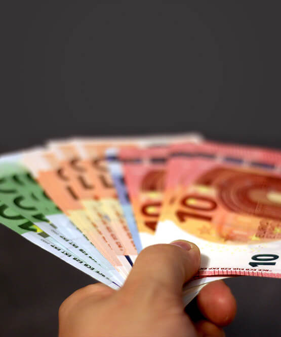 Muž drží eurobankovky