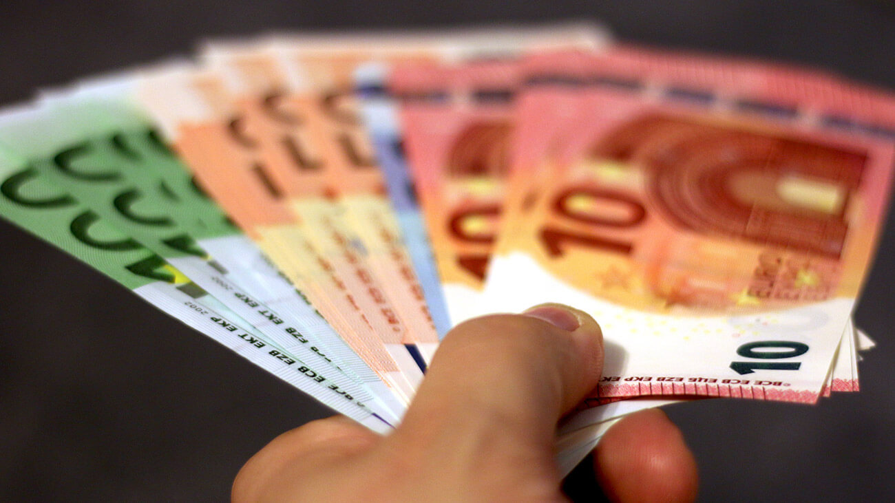 Muž drží eurobankovky