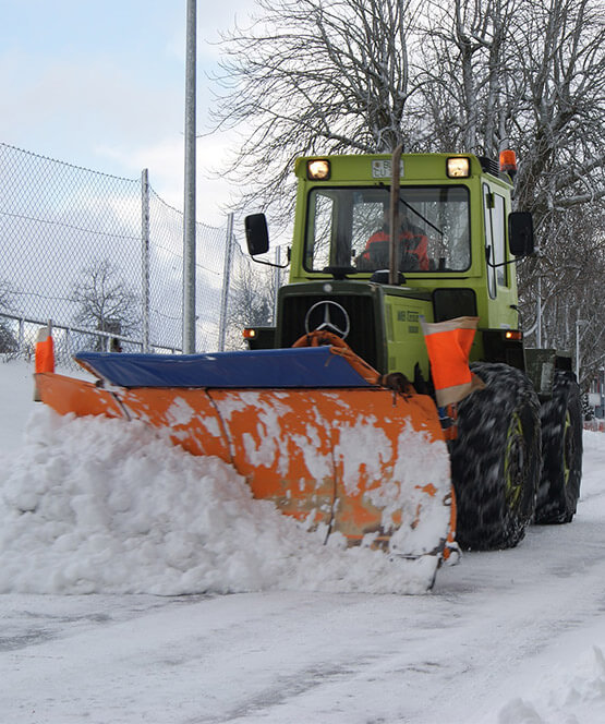 Auto poškodené snehom a ľadom