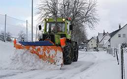 Auto poškodené snehom a ľadom